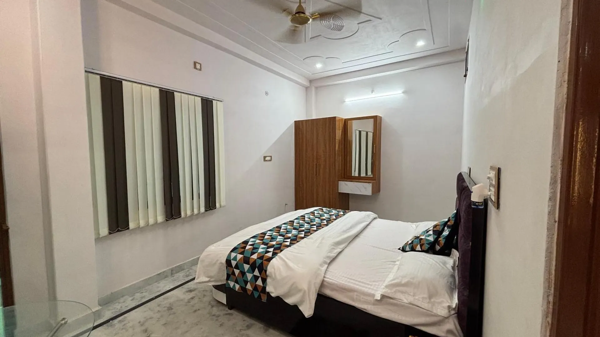 The Divyakashi Stay فاراناسي شقة